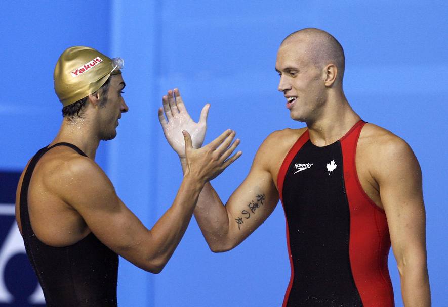 Melbourne 2007, la stretta di mano tra Filippo e Brent Hayden dopo la finale 100 metri stile libero. (Reuters)